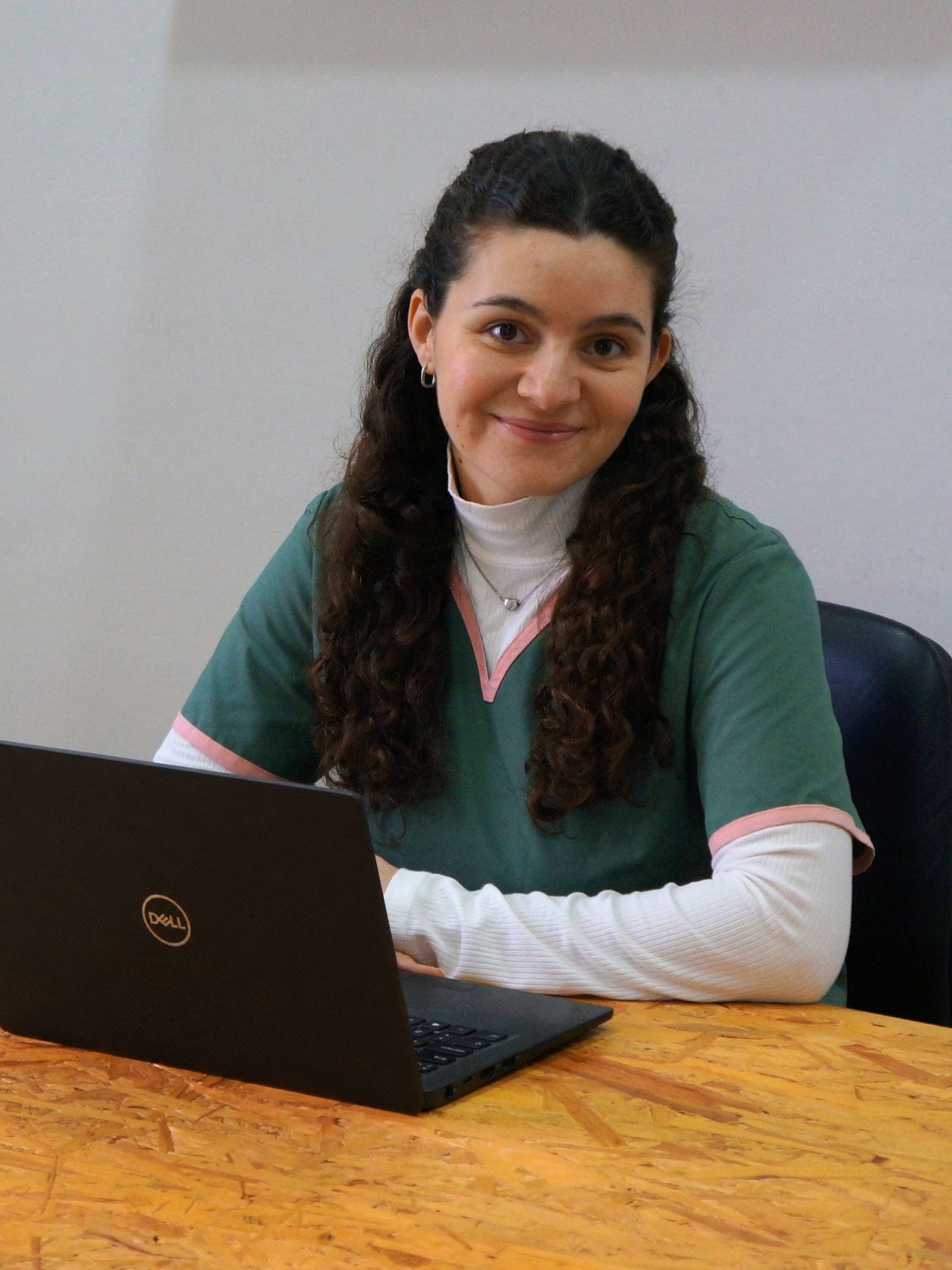 Martina Lambiase realizando una medición antropométrica en su consultorio